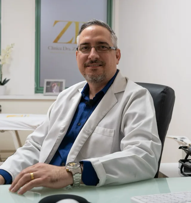 Dr. Boris Luis Rojas en su consultorio